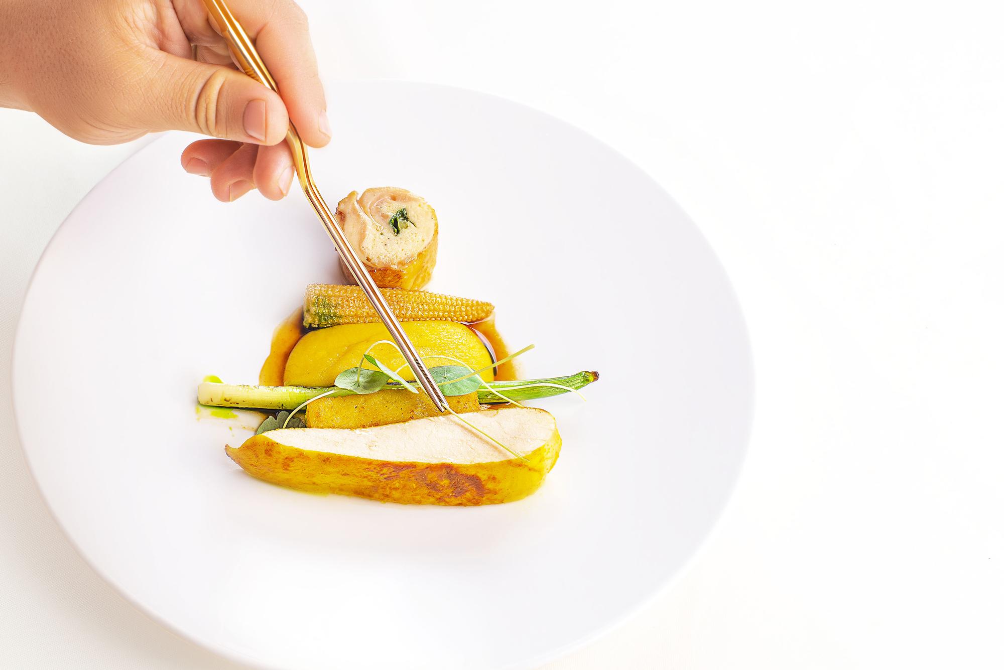 Precyzyjne ułożenie składników na talerzu